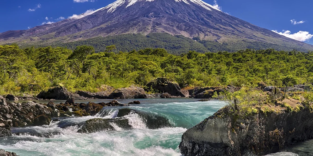 Cascades de Petrohue devant le volcan Osorno, Chili