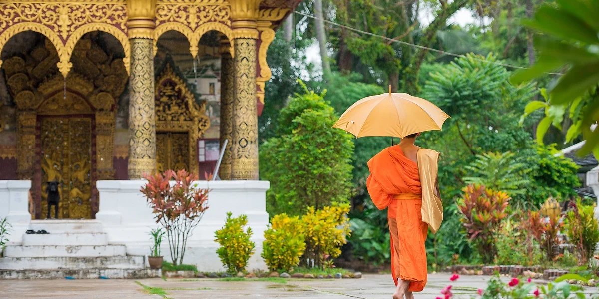 Moine à l'entrée d'un temple, Luang Prabang, Laos