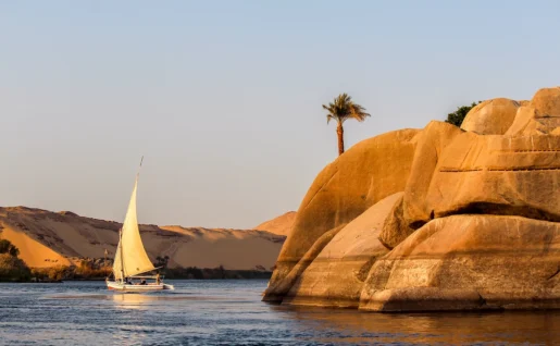 Voilier sur le Nil au coucher du soleil, Égypte