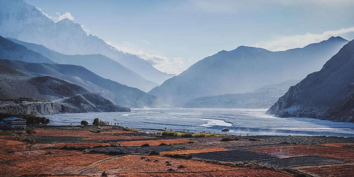 Montagnes et lac, Mustang, Népal