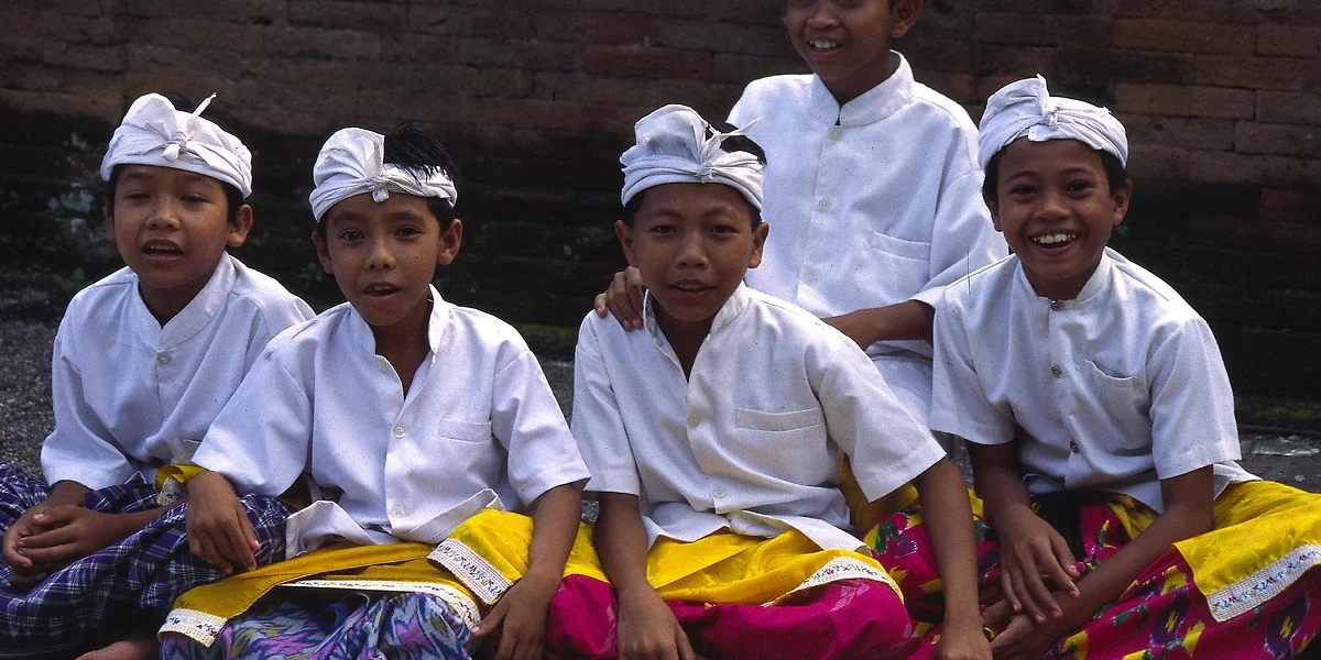 Enfants balinais en tenue d'offrandes, Bali, Indonésie