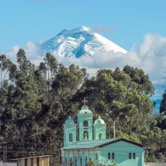 Volcan Cotopaxi et église San Jaloma, Équateur