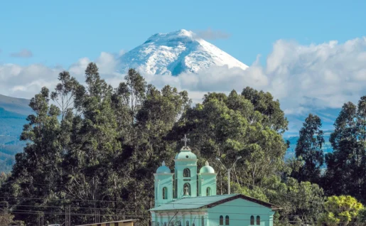 Volcan Cotopaxi et église San Jaloma, Équateur