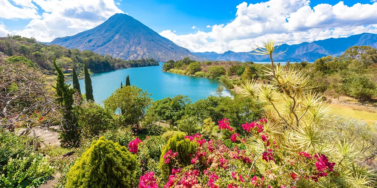 Baie du lac Atitlan avec vue sur le volcan San Pedro, Guatemala