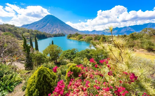 Baie du lac Atitlan avec vue sur le volcan San Pedro, Guatemala