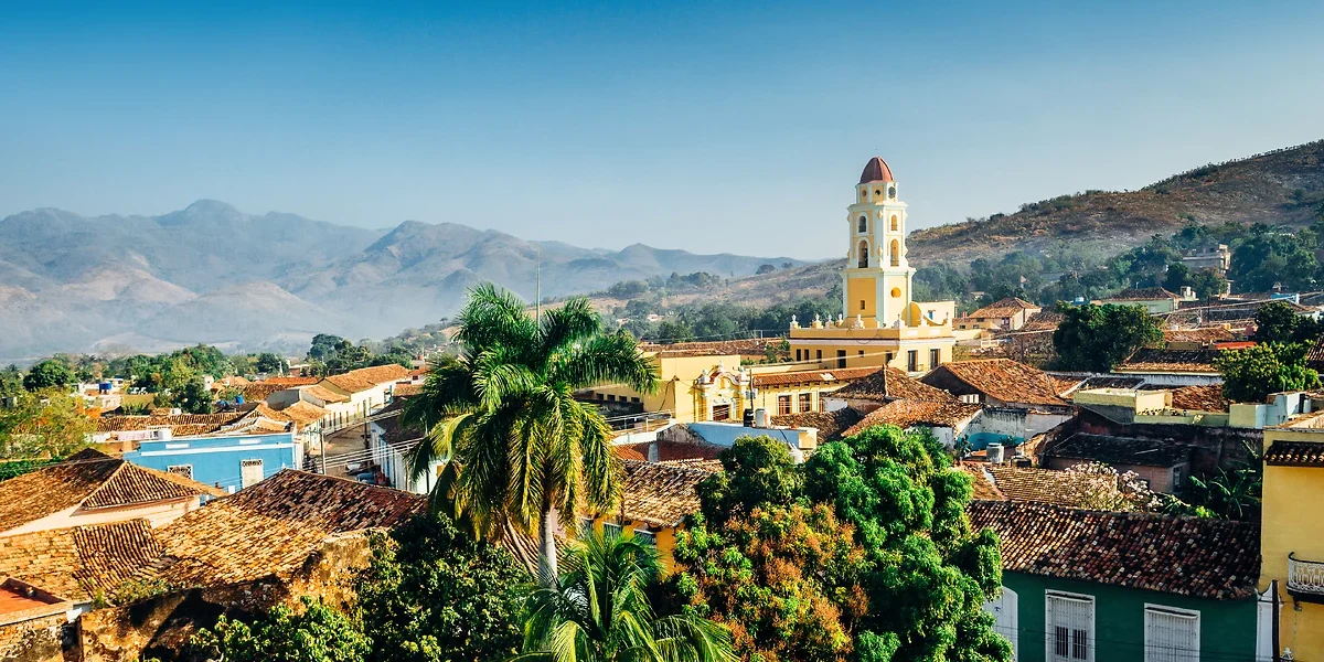 Iglesia y Convento de San Francisco et montagnes, Trinidad, Cuba