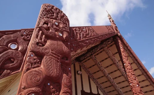 Sculptures sur une maison Maori, Rotura, Nouvelle-Zélande
