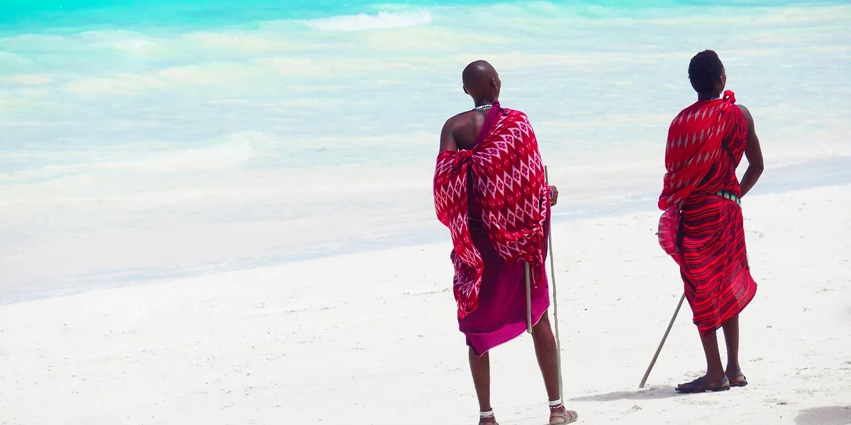 Masaïs sur une plage de sable blanc, Zanzibar, Tanzanie