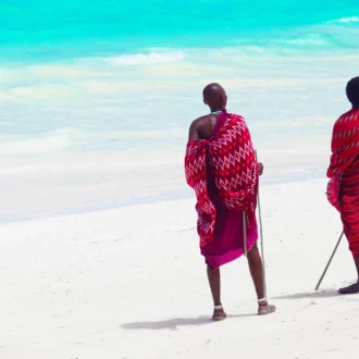 Masaïs sur une plage de sable blanc, Zanzibar, Tanzanie