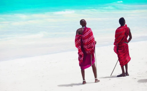 Masaïs sur une plage de sable blanc, Zanzibar, Tanzanie