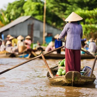 Vendeuse sur barque dans le delta du Mékong, Vietnam