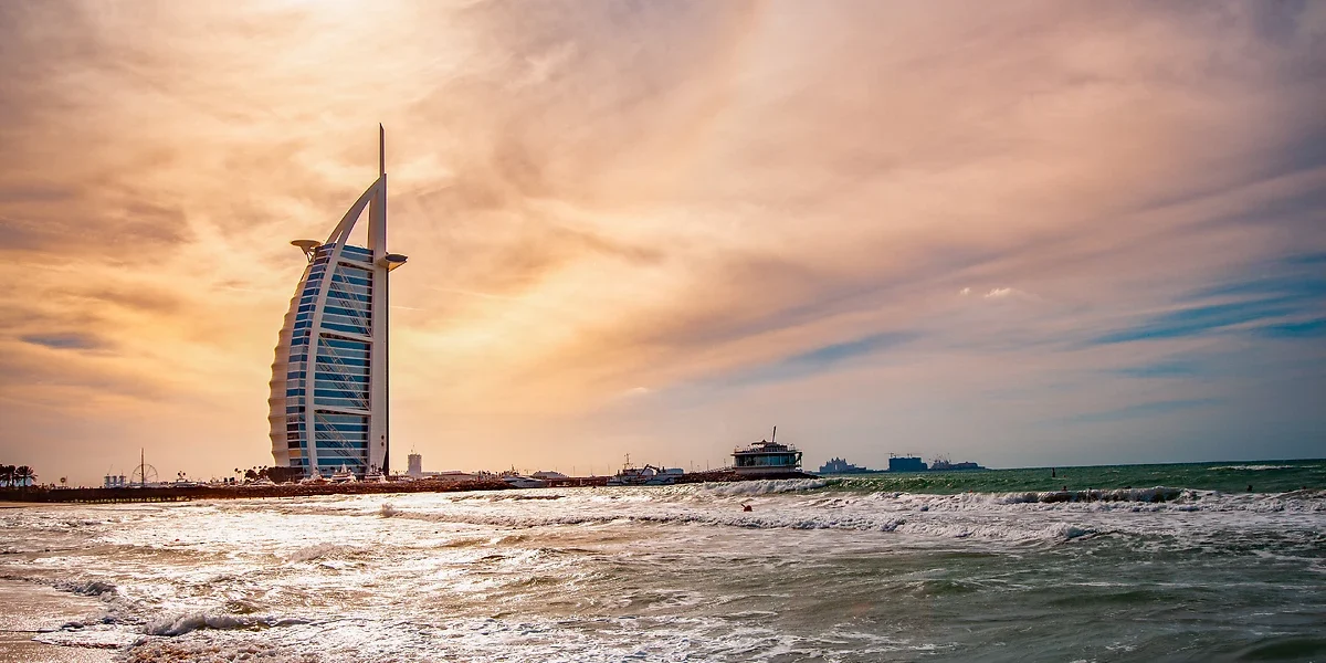 Burj Al Arab depuis la plage au coucher du soleil, Dubaï