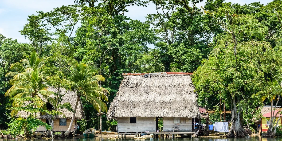Maison sur pilotis, Rio Dulce, Guatemala