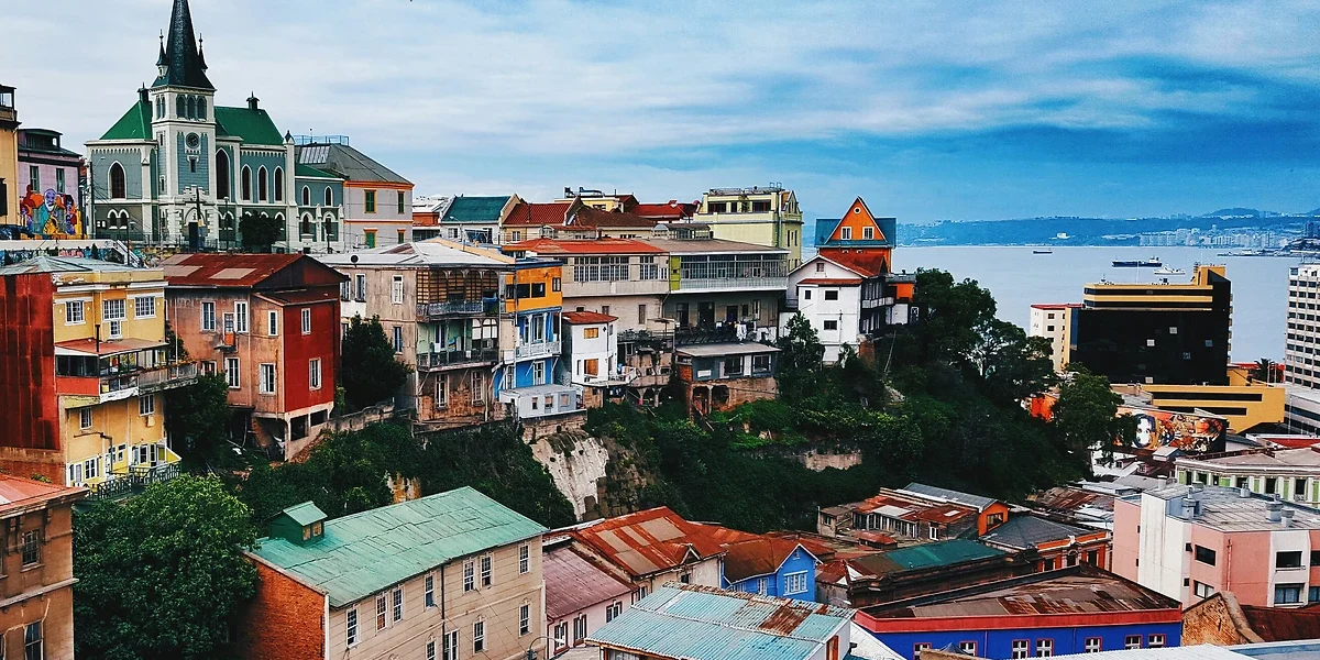 Vue sur les maisons et toits de Valparaiso, Chili