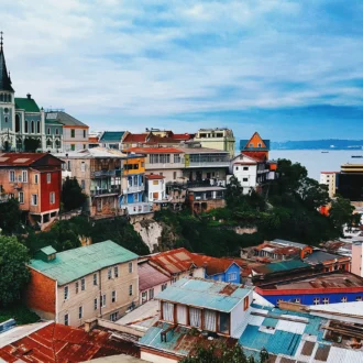 Vue sur les maisons et toits de Valparaiso, Chili