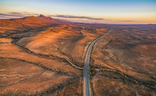 La route Outback Highway traversant les Flinders Ranges, Australie