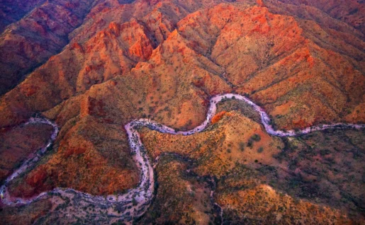 Vue aérienne d'une route sinueuse près d'Arkaroola, Flinders Ranges, Australie