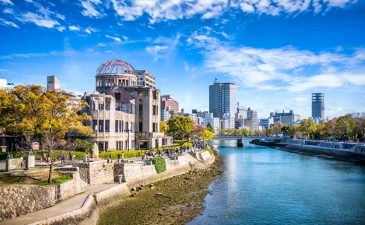 Vue sur la rivière Motoyasu, avec le Dôme de la bombe atomique, Hiroshima, Japon