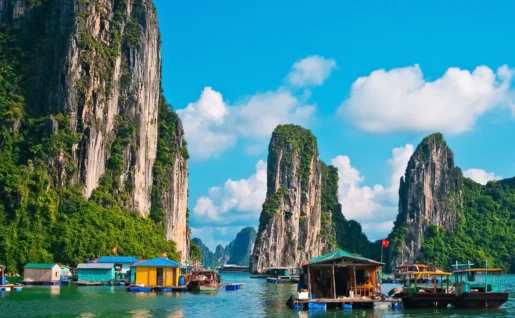 Village flottant, baie d'Halong, Vietnam