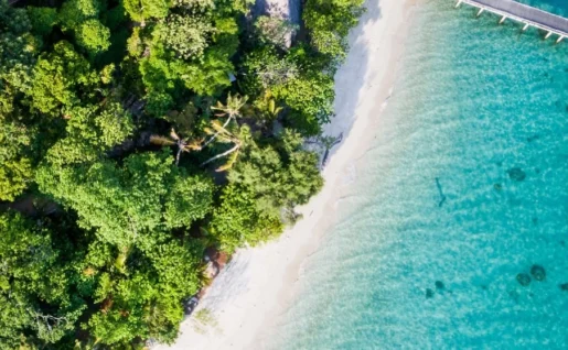 Vue aérienne de la plage de l'hôtel, Bawah Reserve, archipel Anambas, Indonésie