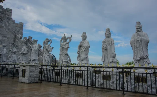 Statues d'un temple bouddhiste, Île de Bintan, Indonésie