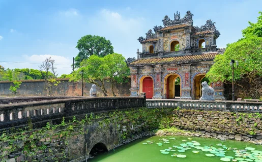 Vue sur la porte Est (porte Hien Nhon) de la Cité pourpre interdite à Hué, Vietnam