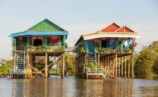 Maisons sur pilotis, village flottant de Kampong Phluk, Tonle Sap, Cambodge