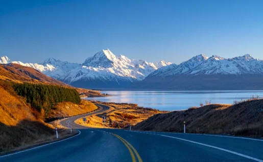 Route le long du lac Pukaki, parc national du Mont Cook, Île du Sud, Nouvelle-Zélande