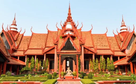 Jardin et façade du Musée National, Phnom Penh, Cambodge