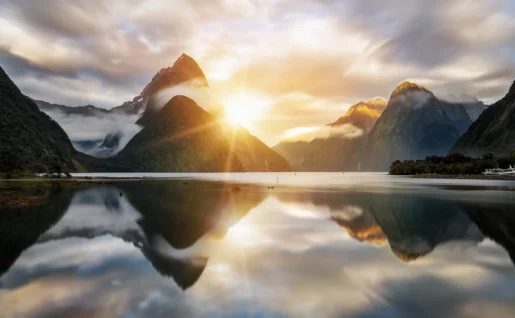 Lever de soleil à Milford Sound, île du Sud, Nouvelle-Zélande