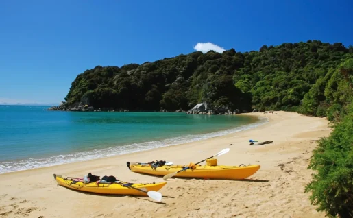 Kayak dans le parc national Abel Tasman, île du Sud, Nouvelle-Zélande