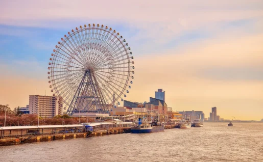 Coucher de soleil sur la baie d'Osaka, Japon