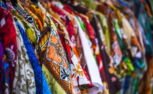 Chemises au marché de Rarotonga, Iles Cook