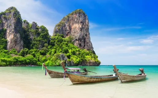 Bateaux thaïs traditionnels sur une plage de Krabi, Thaïlande.