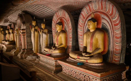 Statues de Bouddha dans le temple doré de Dambulla, Sri Lanka.