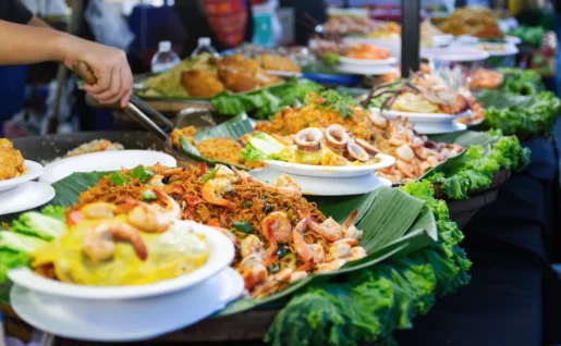 Cuisine de rue thaïlandaise au marché de Bangkok, Thaïlande
