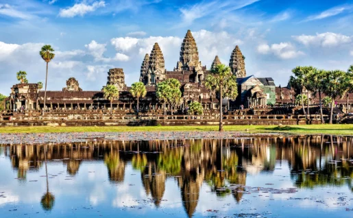 Angkor Wat se reflétant dans l'eau, Siem Reap, Cambodge
