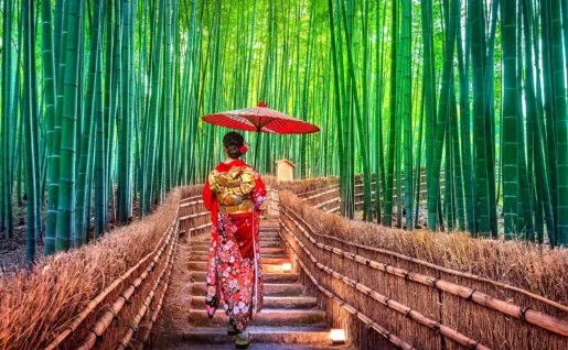 Femme vêtue d'un kimono dans un forêt de bambous, Kyoto, Japon