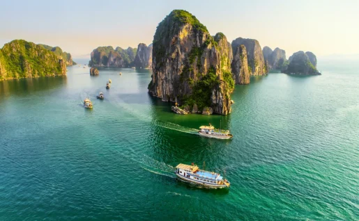 Vue aérienne village de pêcheurs flottant et île rocheuse, baie d’Halong, Vietnam