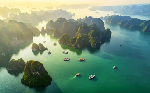 Vue aérienne village de pêcheurs flottant et île rocheuse, baie d’Halong, Vietnam