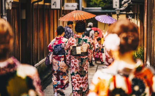 Femmes en kimonos japonais traditionnels marchant à Kyoto, Japon