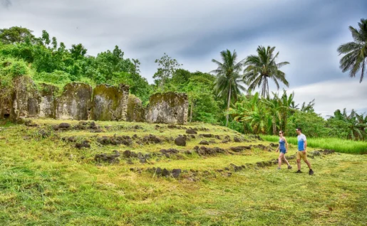 Couples visitant le Palais de Pa, Rarotonga