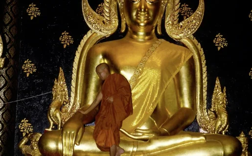 Moine au temple Wat Mahathat, Phitsanuloke, Thaïlande