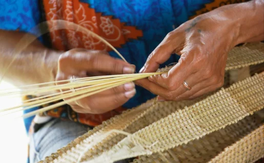 Femme au Centre culturel Goa Ma Bwarat, Hienghene,