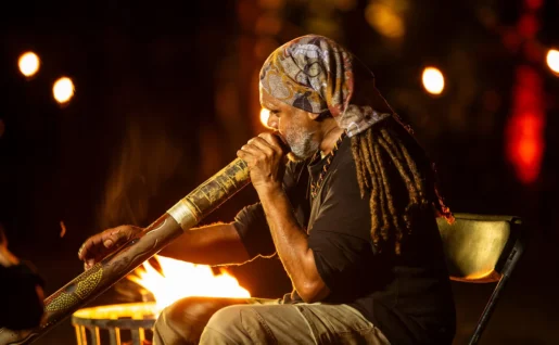 Aborigène jouant du didgeridoo, Cairns, Queensland
