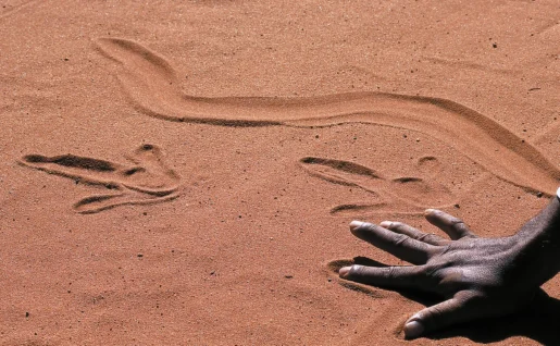 Peinture aborigènes dans le sable