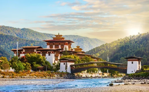 Le dzong de Punakha au bord de la rivière Mo Chhu, Bhoutan
