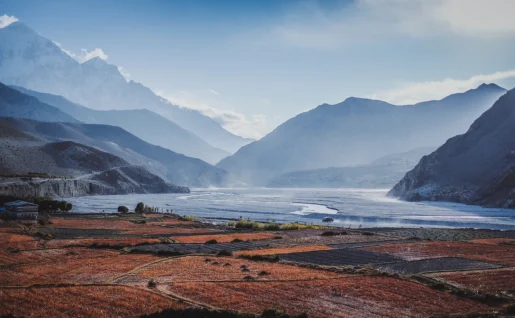 Montagnes et lac, Mustang, Népal