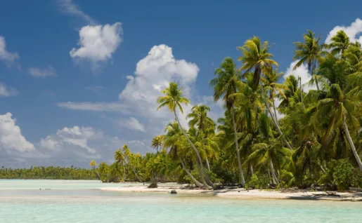 Plage et lagon, Rangiroa, archipel des Tuamotu, Polynésie Française
