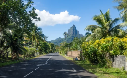Route principale de l'île de Moorea avec Mou'a Roa en arrière-plan, Polynésie française